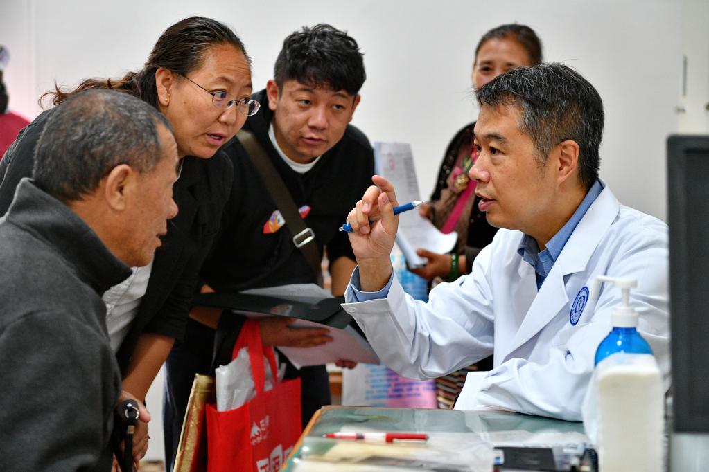 北京医疗专家在拉萨为群众义诊（2019年8月31日摄）新华社记者 张汝锋 摄
