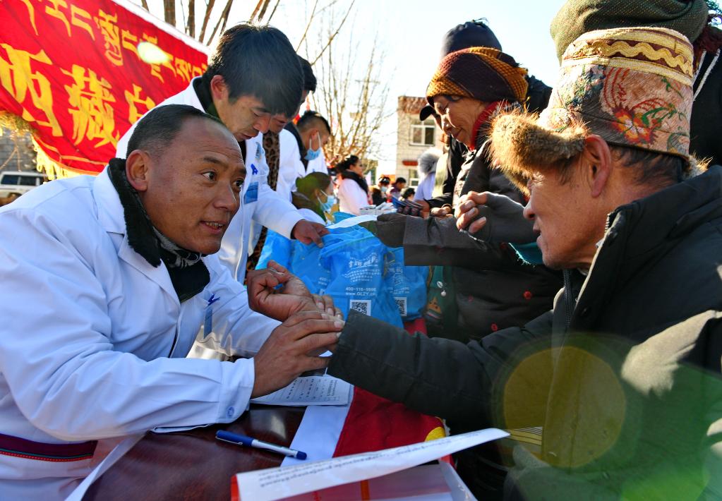 西藏自治区藏医院的医生在为群众义诊（2019年1月17日摄）新华社记者 张汝锋 摄