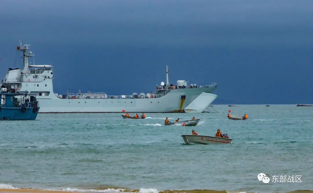 第73集团军某旅与东部战区海军某舰艇大队开展兵船合练