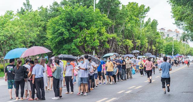 13日,广州南沙区开展第三轮大规模核酸检测,本次检测对象为东涌渗区