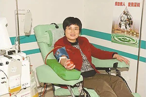无偿献血293次这位深圳劳模与钟南山吴京一起代言
