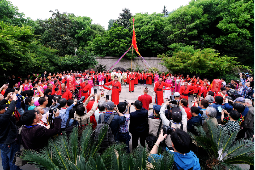 自发聚集在半山娘娘庙附近,按照当地风俗,举行"送春迎夏"仪式,吃乌