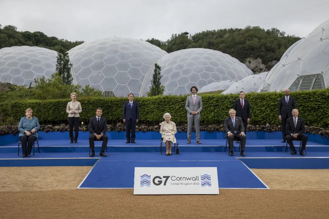 当地时间2021年6月11日，英国圣艾夫斯，七国集团（G7）峰会正式举行，英国女王伊丽莎白二世会见G7领导人，并拍摄官方全家福。（人民视觉）