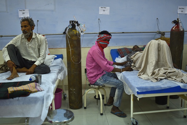  当地时间2021年5月24日，印度新德里，新冠患者吸氧。图片来源：东方IC
