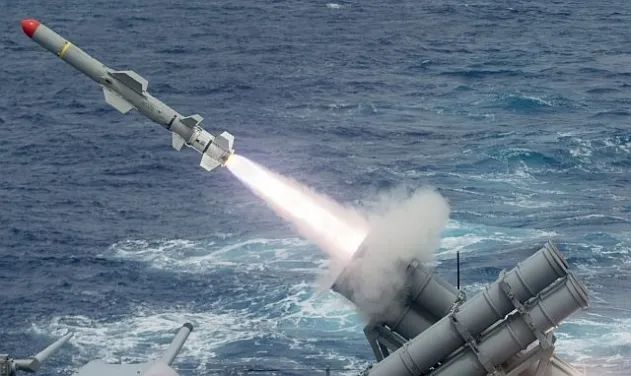 资料图片:美军"鱼叉"反舰导弹试射.(美海军官网)