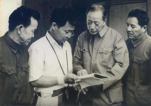 学家关口欣野在宣传部胡法支和文管会童炎陪同下考察延福寺)1980年9月