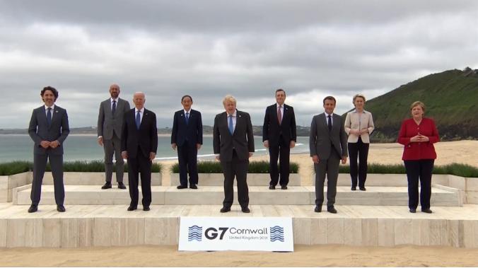 七国集团领导人在海滩上合影。图片来源：新华社