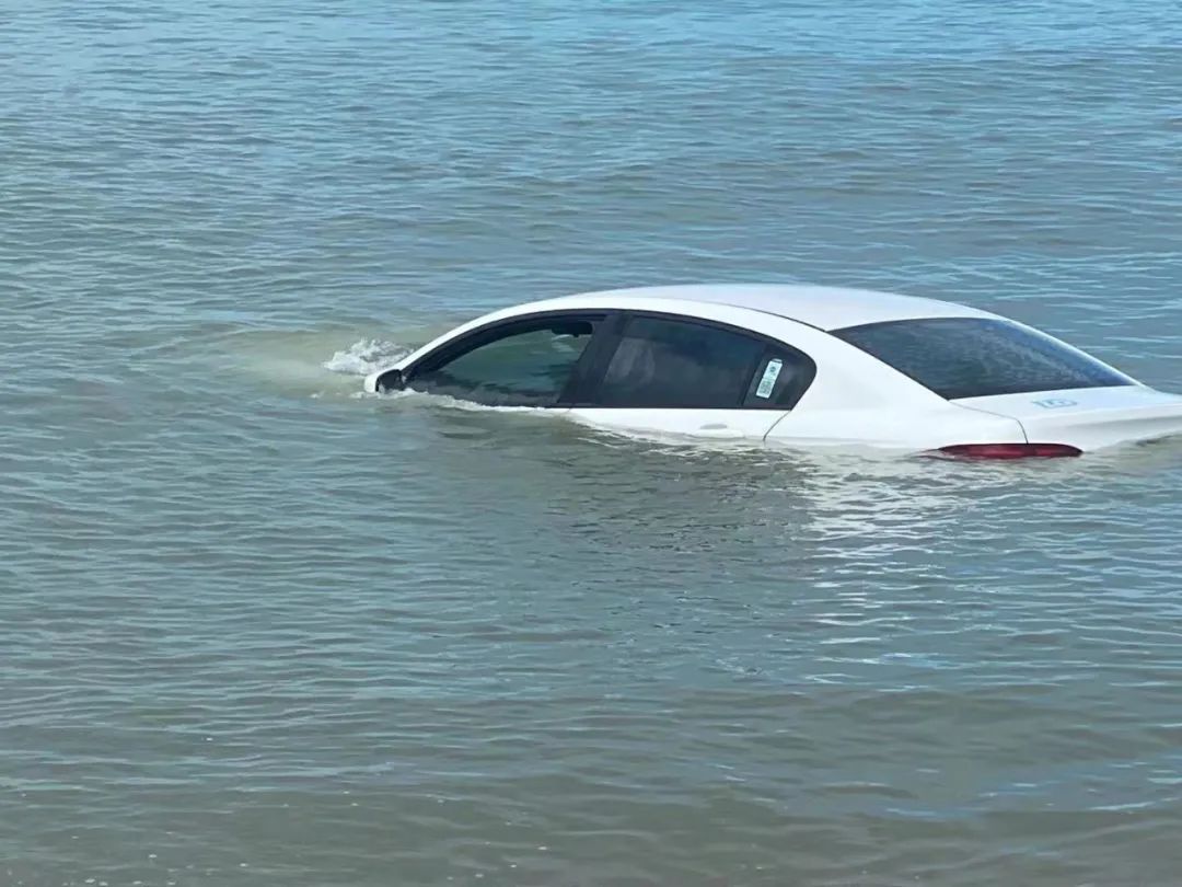 什么情况凌晨三亚湾海里漂着一辆车视频
