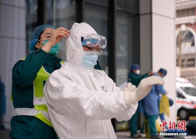 资料图:医务人员为转运武汉的新冠患者做准备工作。