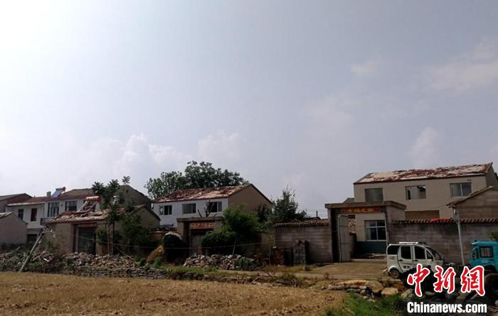 房村镇申集村南头的多户房屋瓦片被强风破坏。　朱志庚 摄