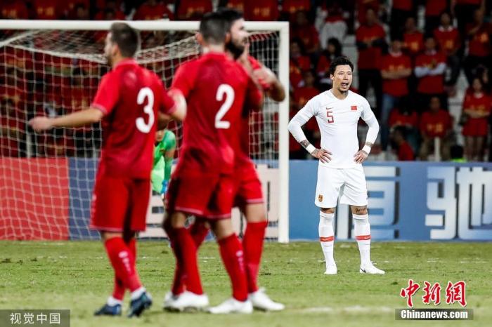 2019年11月14日，世预赛亚洲区40强赛中，国足客场1：2不敌叙利亚。赛后时任主帅里皮宣布辞职。图为张琳芃在比赛中。图片来源：视觉中国
