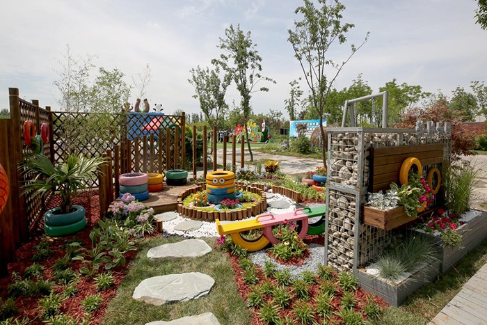 以童真为主题的小花园"虫虫总动员",布置有儿童帐篷,抱枕,用竹子搭建