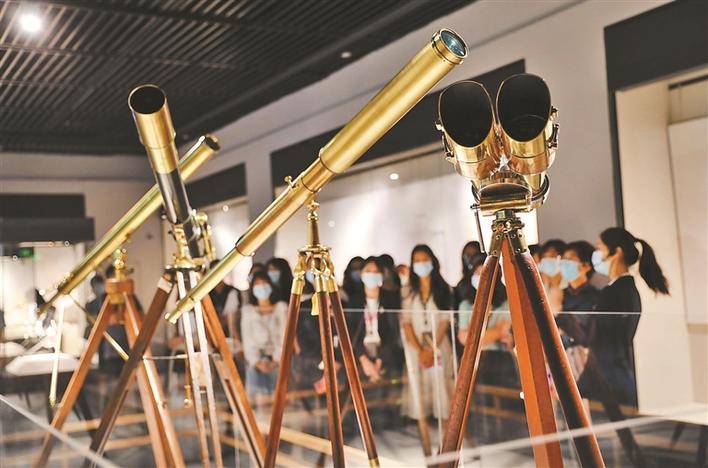 深博年度科普大展开"眼界" 全国首次大规模展出一批西方古董望远镜|深