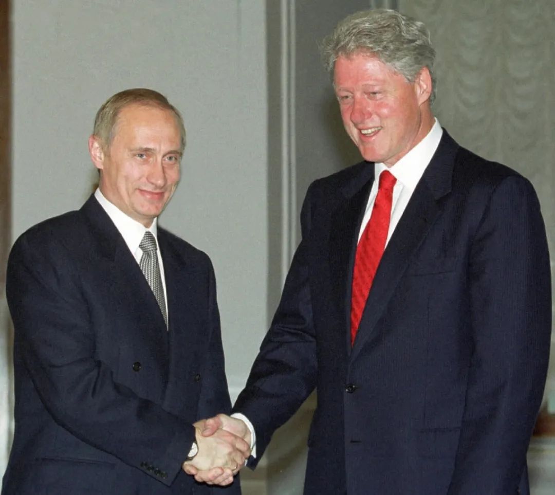 资料图片：2000年6月，时任美国总统克林顿飞抵莫斯科，开始对俄罗斯进行为期3天的工作访问。图为6月4日克林顿与普京在克里姆林宫会面。新华社发（美联社）