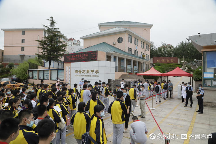 2021年烟台中考首日开考!芝罘中学考点外考生有序进场