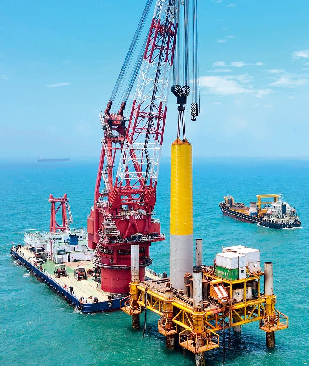 &nbsp;中交一航局海上施工人员在进行海上风电大直径嵌岩单桩施工