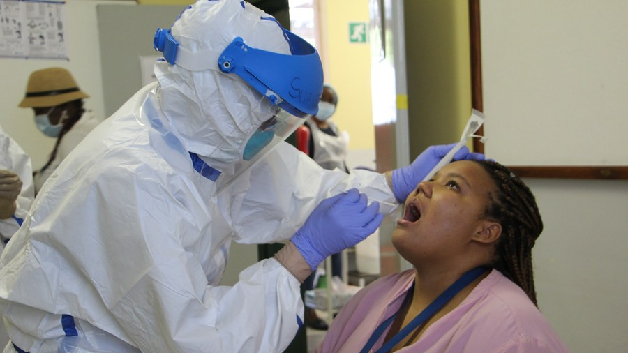 温得和克的医护人员忙于新冠病毒检测新华社图