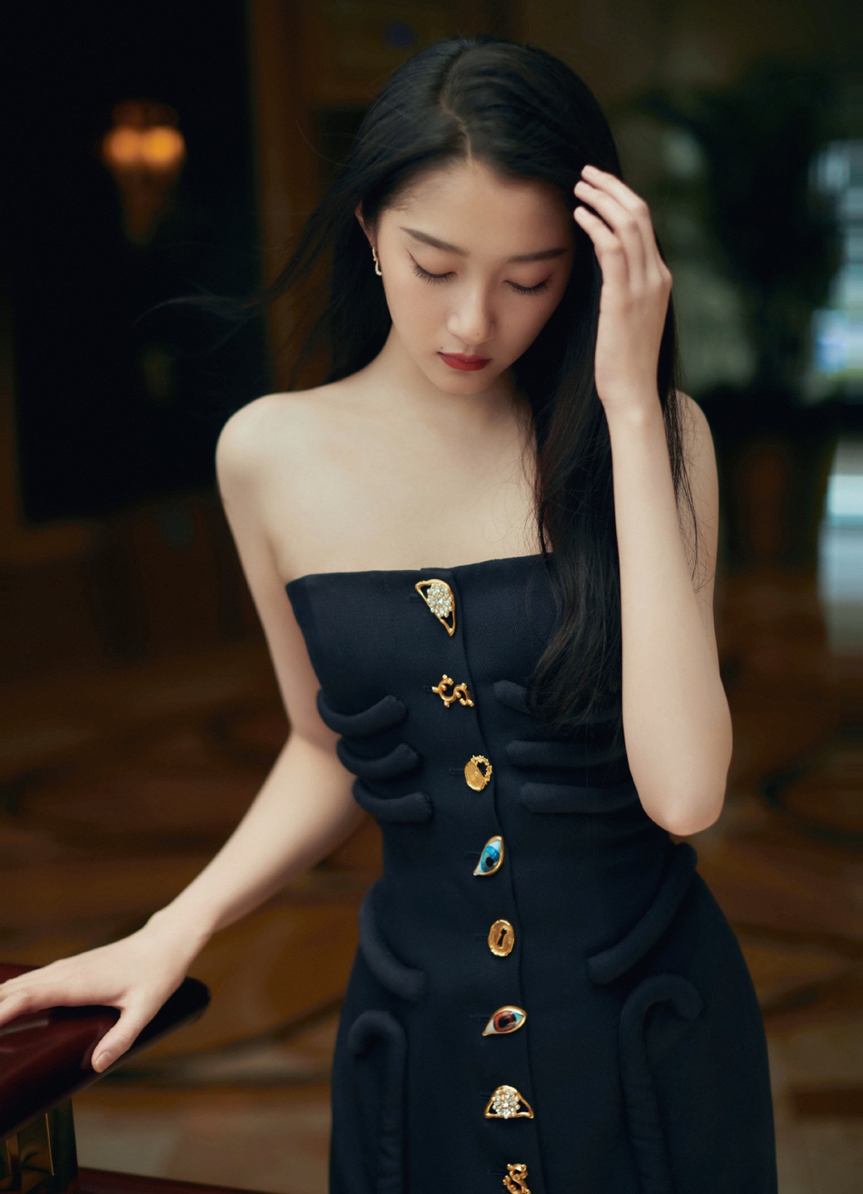 伟德bv1946官网-王鸥穿羽毛裙展现性感优雅气质这些穿搭技巧让你轻松成为焦点！