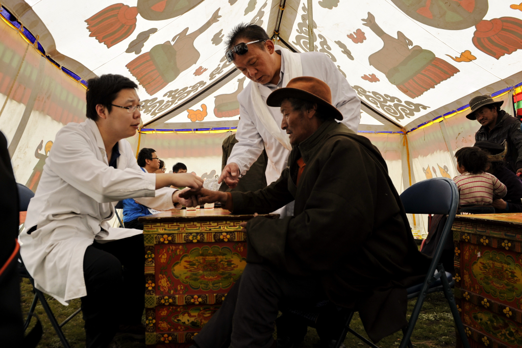 北京援藏医疗专家到西藏牧区开展义诊活动。（2016年7月17日摄）新华社记者 张汝锋 摄