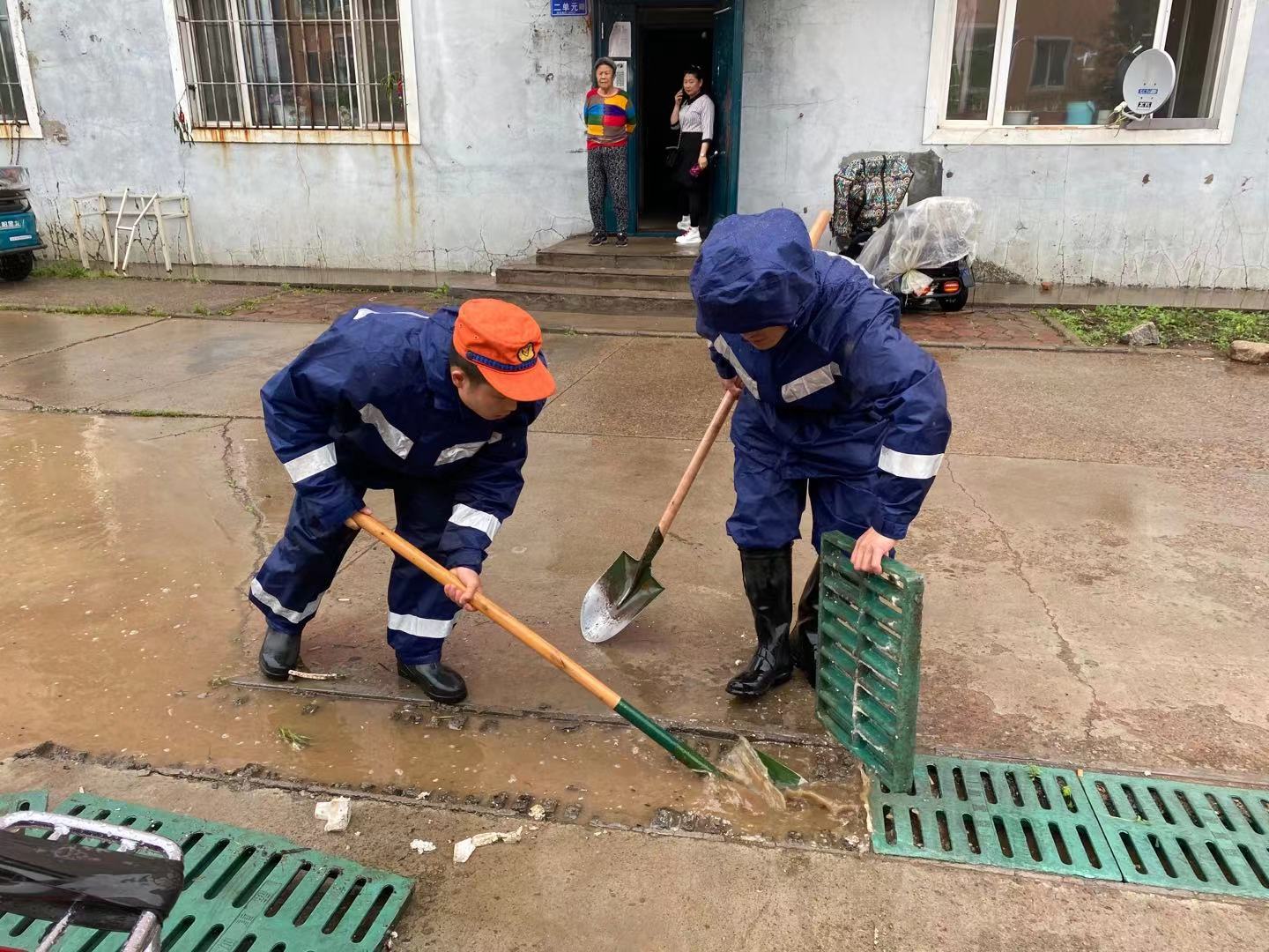 森林消防指战员帮助当地受灾群众 图片来源：黑龙江省森林消防总队提供