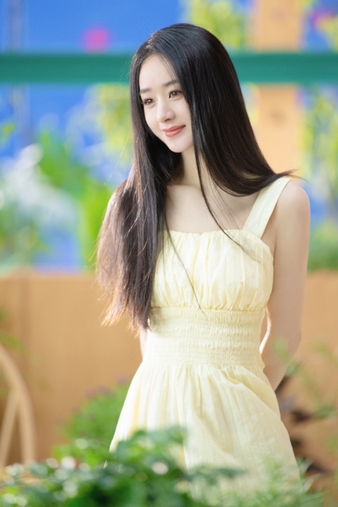 赵丽颖穿淡黄色吊带裙清新优雅 长发飘飘温婉恬静