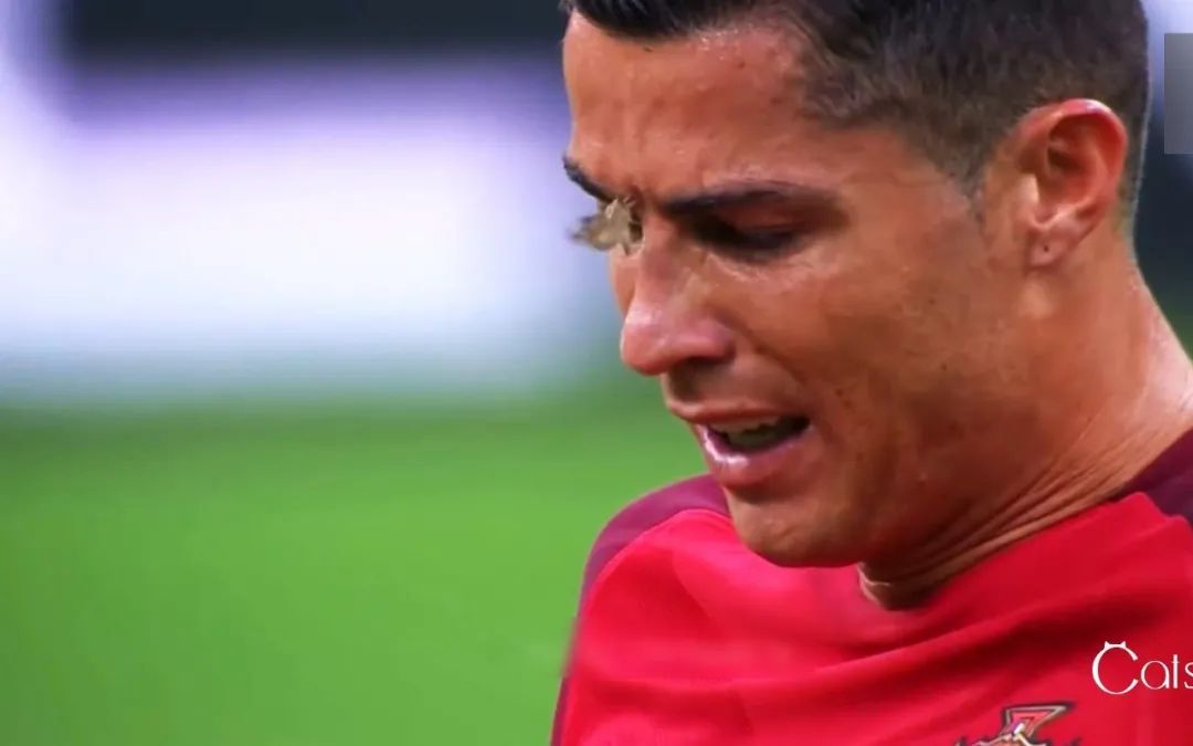 2016年,c罗终于"化茧成蝶",那句"欧洲杯欠他一座冠军"终于成为了现实.