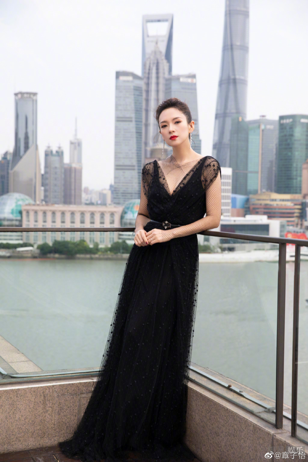 章子怡穿黑色深v蕾丝裙风中撩发妩媚迷人