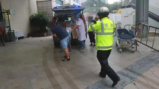 后又有3辆警车加入……|救护车|警车_新浪新闻