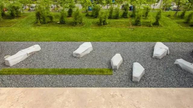 一堆石头用好了也可以成为花园中的美景