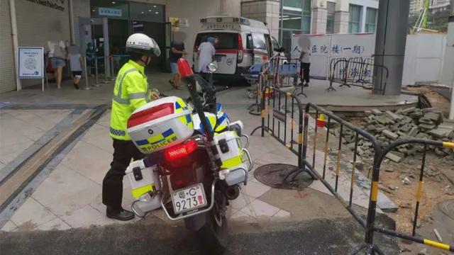 后又有3辆警车加入……|救护车|警车_新浪新闻