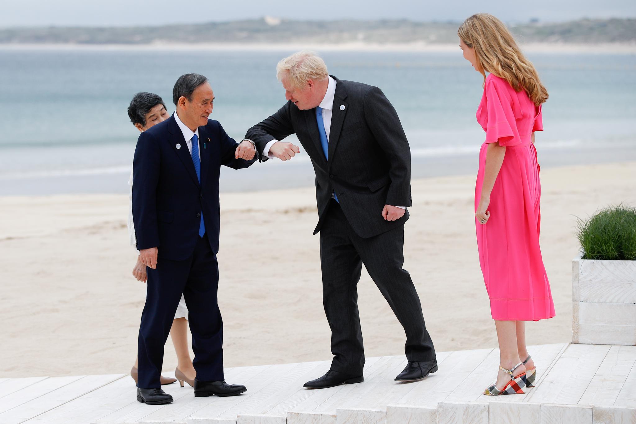 当地时间6月11日，英国康沃尔，日本首相菅义伟在七国集团（G7）峰会上表明了举办东京奥运会和残奥会的决心。/IC Photo
