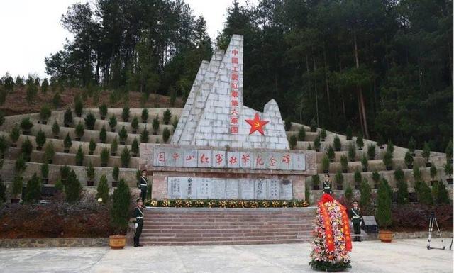 红军壮举纪念碑"矗立山顶松柏苍翠龙塘镇困牛山虎井沟在铜仁市石阡县