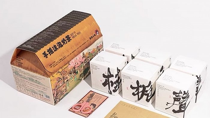 茶颜悦色手摇沫泡奶茶礼盒包装及配料。图片来源：茶颜悦色公众号