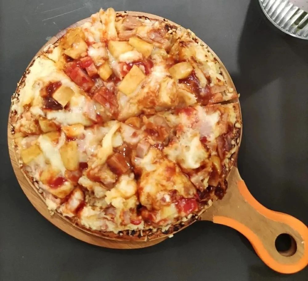 因为有烤火腿肉苹果披萨吃呀   柿粉们学会在家自制披萨后   就不