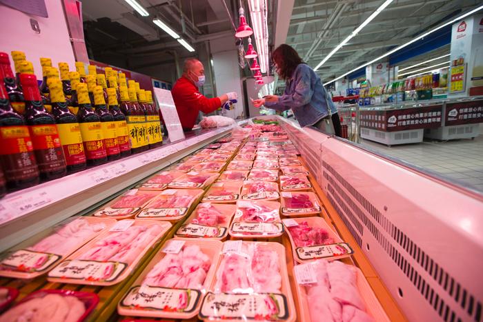 图为消费者在选购猪肉。中新社记者 张云 摄