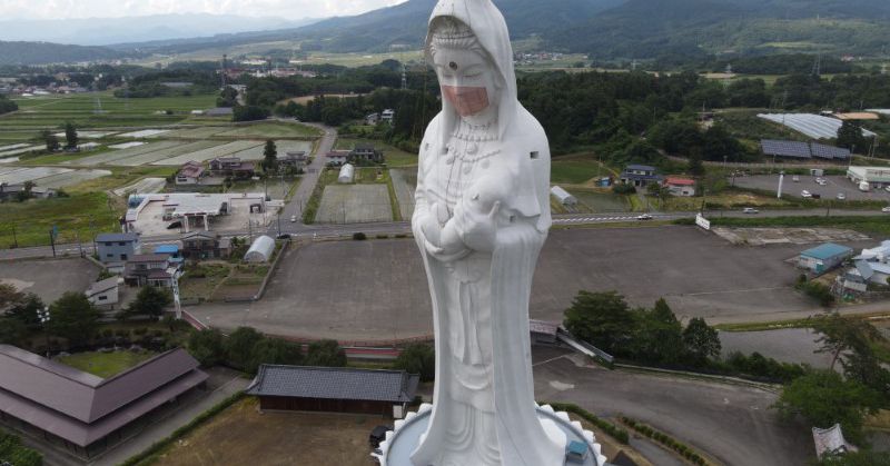 祈福疫情早日结束,日本57米巨型观音像戴上口罩|日本|新冠肺炎_新浪军