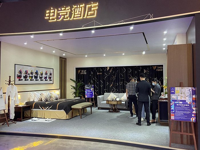 旅客正在电竞酒店样板间了解海南省内电竞酒店的详细信息。图片来源：马丽娜/摄