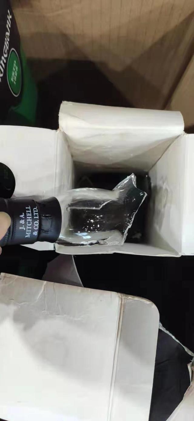 快递送达后拆箱发现酒瓶已破损.受访者供图