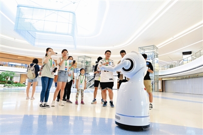 天府国际机场第四次综合演练时，航站楼内的智能机器人吸引了大家的注意