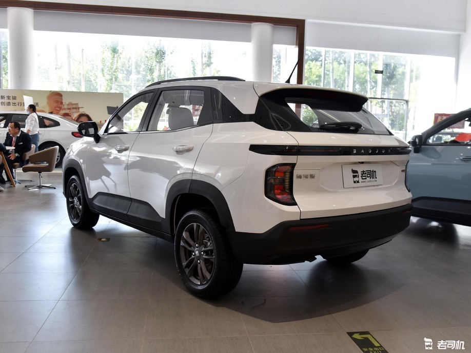 符合年轻人的潮流主义小哥带你一起看新宝骏rs3