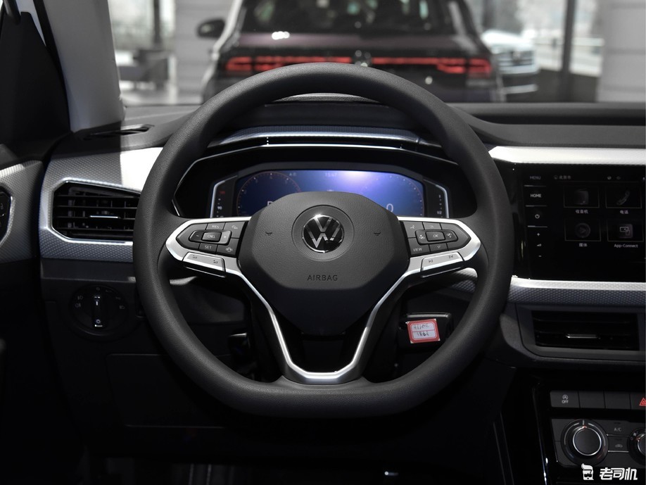 挺实惠的合资品牌小型suv小哥带你一起看大众探影