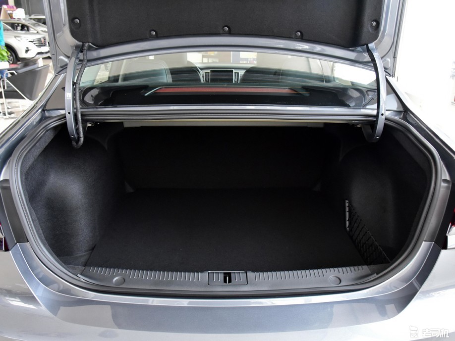 实力不输合资品牌车型 小哥带你一起看荣威i6 max