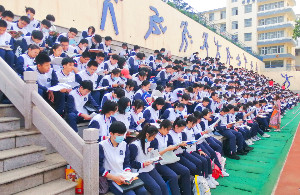 四年磨一剑今朝试锋芒威海2万余名初四毕业生踏入中考考场