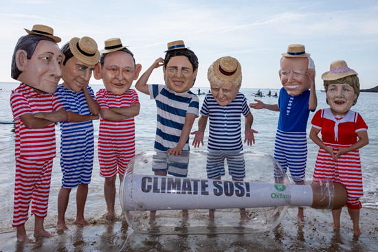     当地时间6月12日，英国康沃尔，在G7峰会举行期间，乐施会活动人士装扮成七国集团领导人，呼吁七国进一步落实减排目标，并提供更多资金帮助最脆弱国家应对气候变化。人民视觉供图