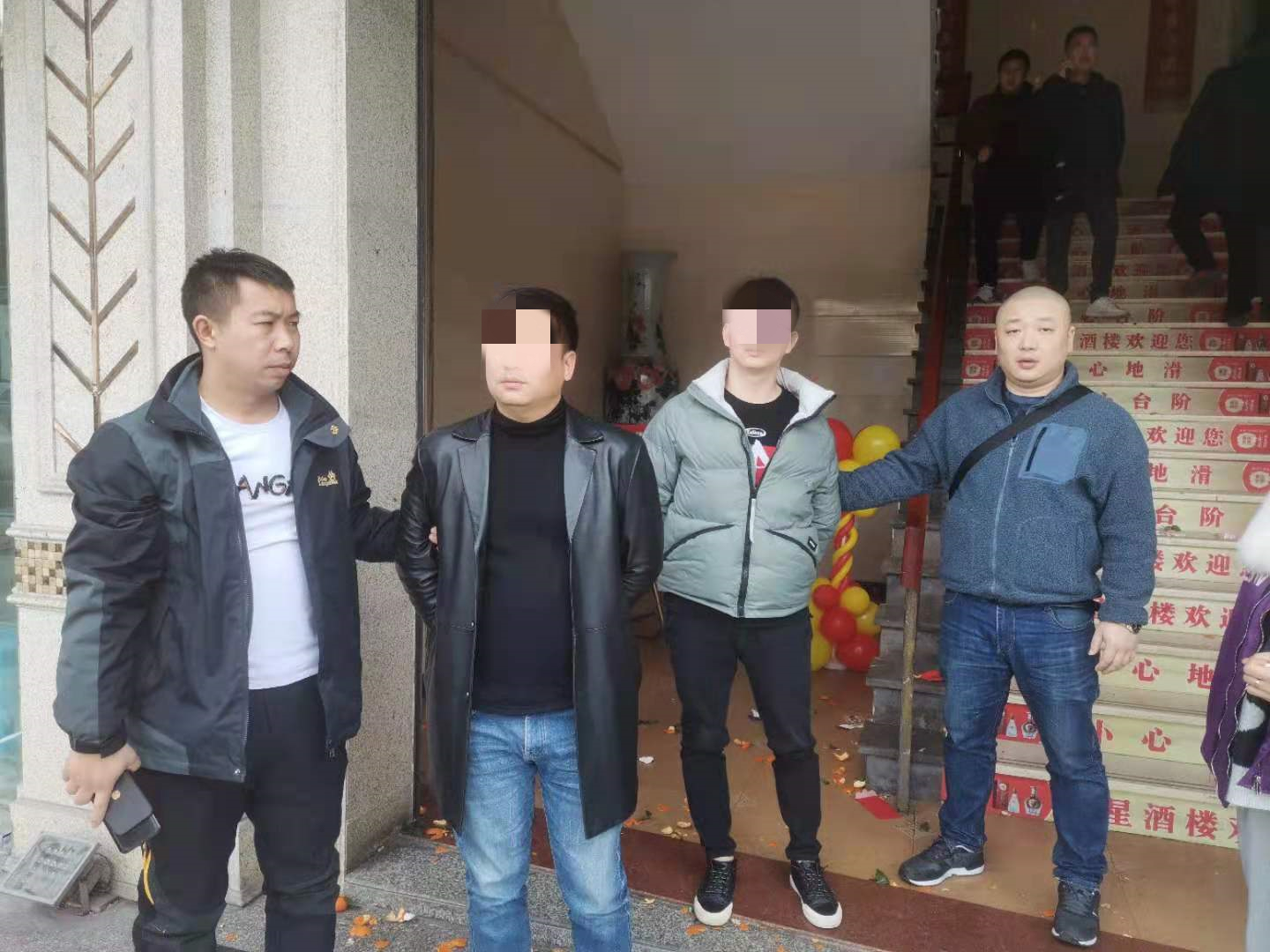 专案组民警抓获犯罪嫌疑人现场。渝中警方 供图