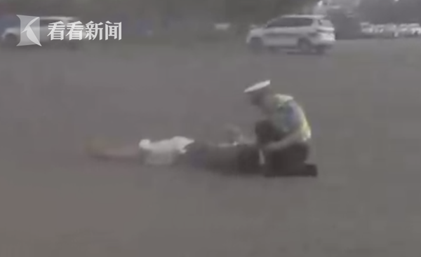 温暖！女子被撞倒地不起 交警“单膝跪地”抱了10分钟休闲区蓝鸢梦想 - Www.slyday.coM