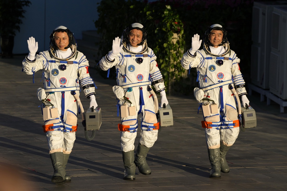 图集神舟十二号载人飞船奔赴太空