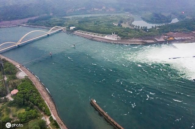2021年6月16日,河南洛阳孟津区小浪底水库持续防水,调节库容.
