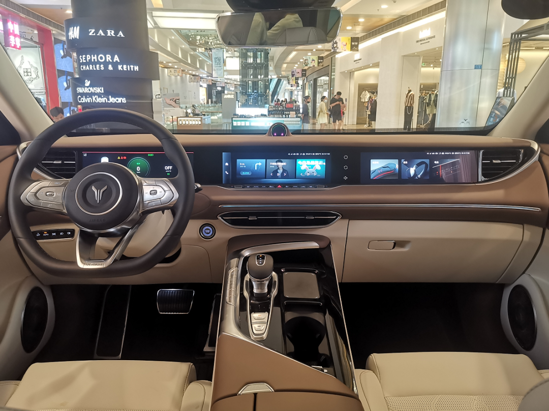 实拍岚图free,前后贯穿式尾灯很前卫,内饰三块大屏很科技-新浪汽车