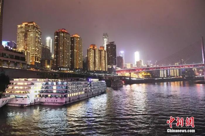 资料图：重庆嘉陵江两岸灯火通明。陈超 摄